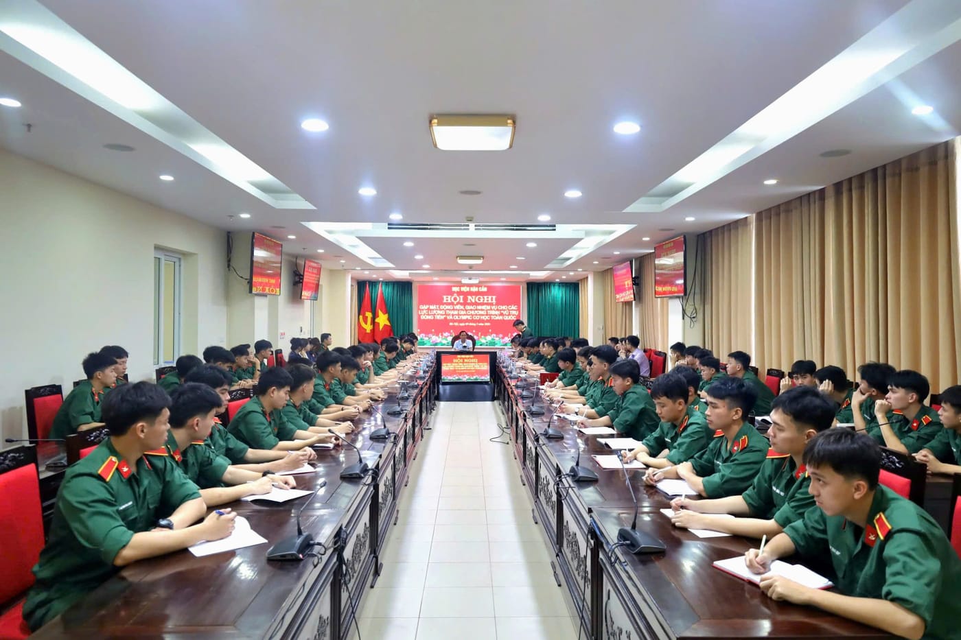 ĐỘNG VIÊN, KHƠI DẬY KHÁT VỌNG CHINH PHỤC ĐỈNH CAO TRI THỨC